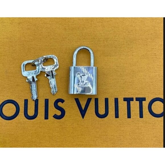 👛  AUTHENTIC LOUIS VUITTON SILVER LOCK AND KEY - Picture 1 of 9